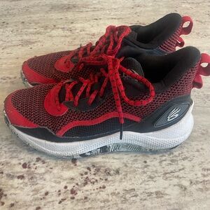 Under Armour curry sneakers. VGUC.  Size 6.5Y.